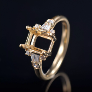 Inel din aur 14k cu anturaj de diamanete si piatra centrala de 5x7mm