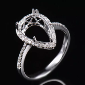 Inel din aur 14k cu piatra centrala de 12x8mm taietura para si anturaj de diamante naturale